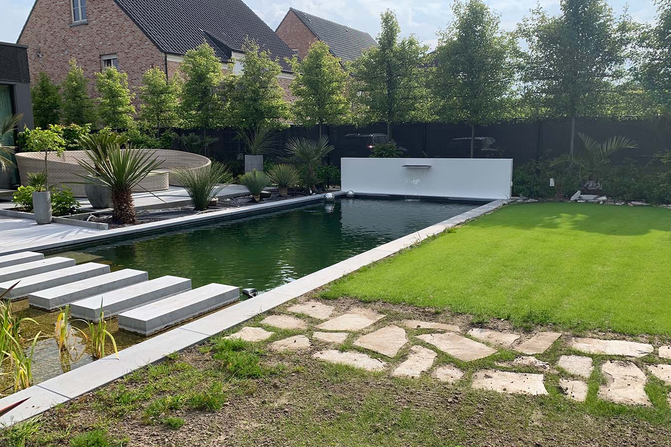 De zwemvijver zo goed als afgewerkt